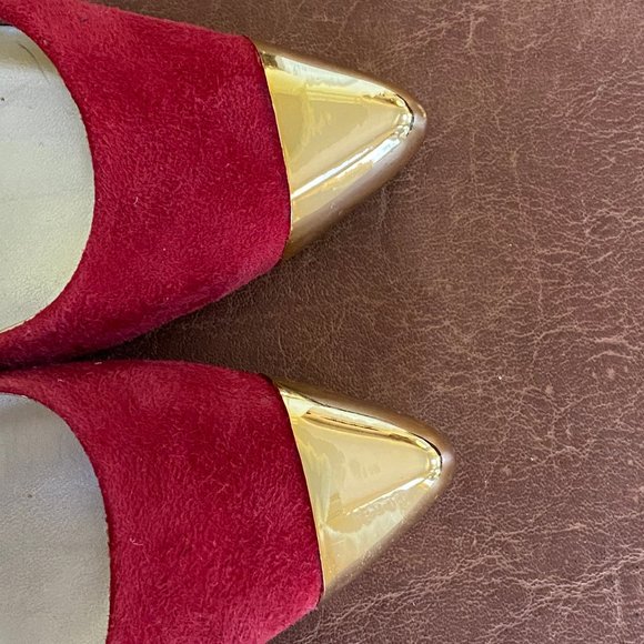 Nine West 6M Red Suede with Gold Toe Cap Pump - Picture 8 of 15